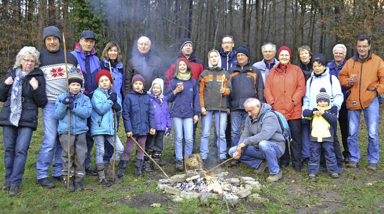 Die Wanderer des Schwarzwaldvereins Schwrstadt wrmen sich am Lagerfeuer.  | Foto: ZVG