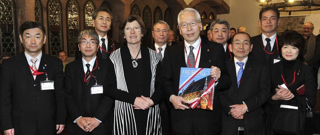 Die Delegation aus Matsuyama mit <BZ-K... (links daneben) in der Gerichtslaube.  | Foto: Thomas Kunz