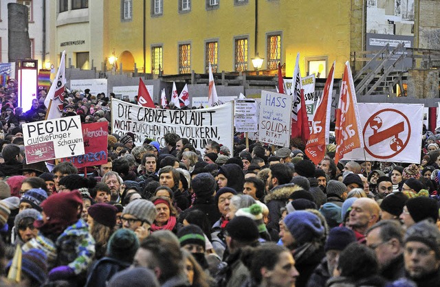 Deutlich mehr Menschen als erwartet ka...ti-Pegida-Demonstration in Freiburg.    | Foto: Thomas Kunz