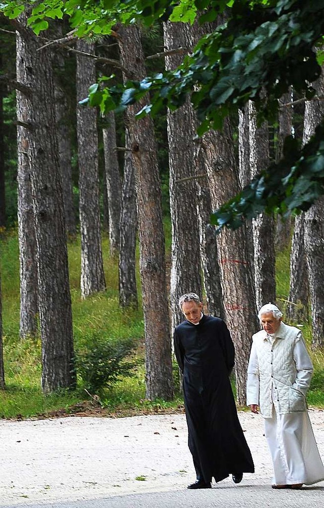 Der Weggefhrte: Gnswein mit Benedikt bei einem Spaziergang in Rocca di Mezzo.  | Foto: L'osservatore Romano / Handout