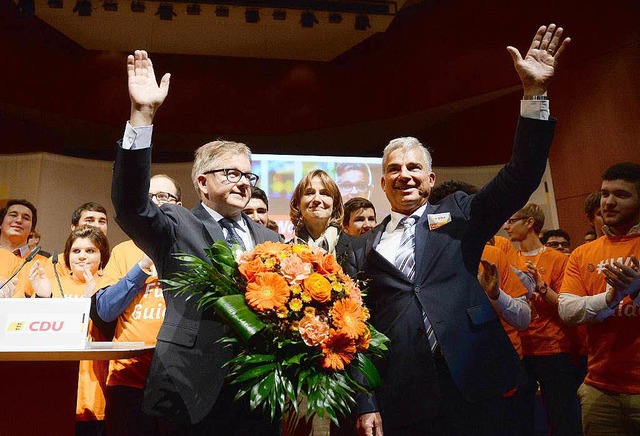 Der neu gewhlte CDU-Spitzenkandidat f...esvorsitzenden Thomas Strobl (rechts).  | Foto: dpa
