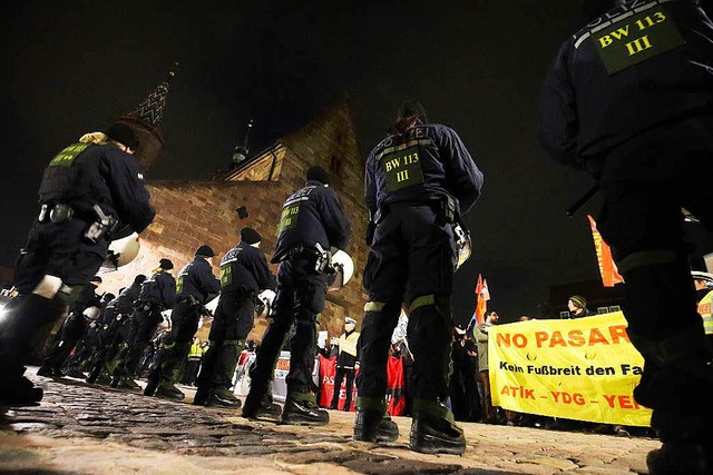 Die Beamten der Bereitschaftspolizei h...t weit mehr Gegendemonstranten zu tun.  | Foto: dpa