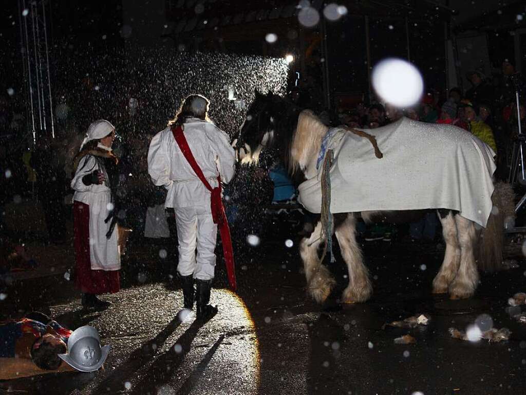 Gespenstisch: Der Schimmelreiter nutzt die Nacht, um den Aufenthalt der Soldaten auszukundschaften. Seinen Mut bezahlt er schlielich mit dem Leben.