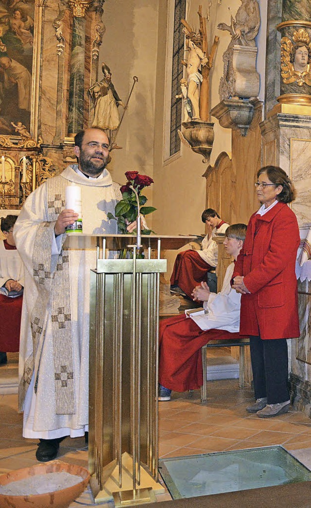 Pfarrer Thomas Schwarz nahm die Glckw...iner feierlichen Investitur entgegen.   | Foto: Burger