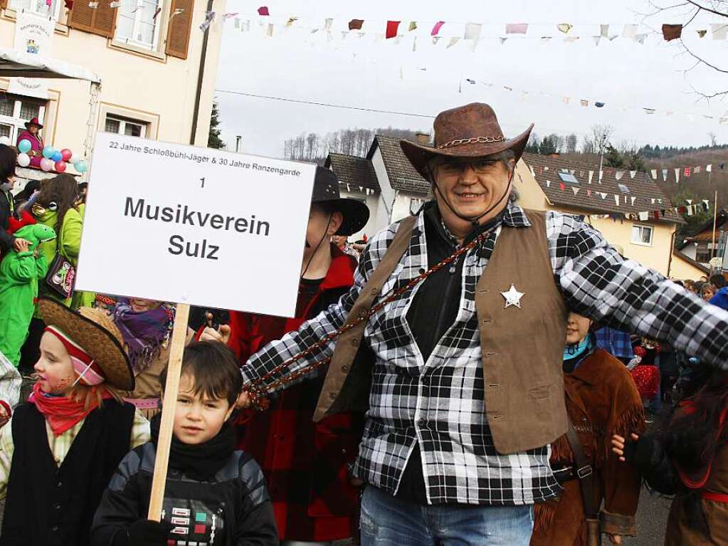 Farbenfrohes nrrisches Treiben entlang der Umzugsstrecke