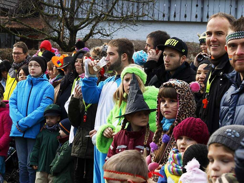 Farbenfrohes nrrisches Treiben entlang der Umzugsstrecke