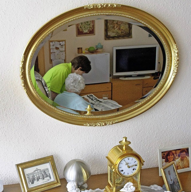 Diese Frau wird in ihrer Wohnung  von Verwandten betreut.   | Foto: dpa