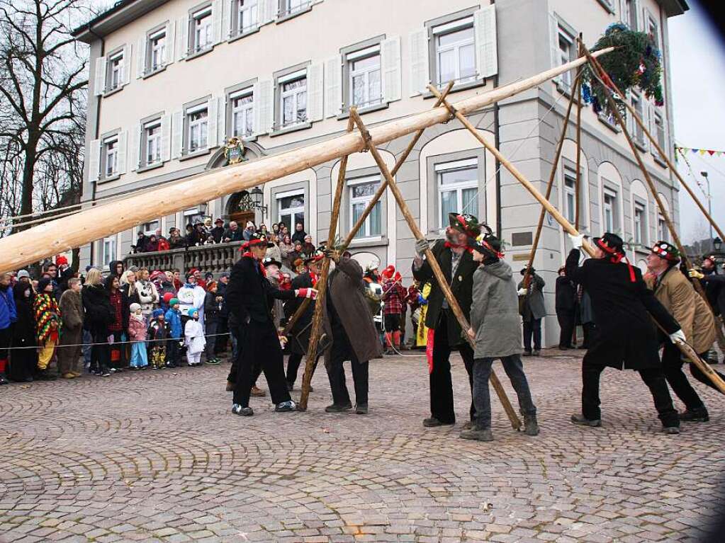 Mit dem Narrenbaumstellen begann in Wehr die heie Phase der Fasnacht.