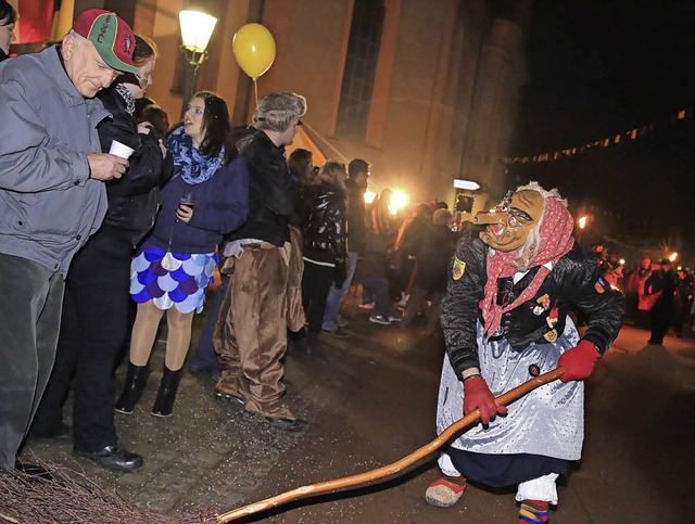 Furchterregende Hexen beim Nachtumzug und aparte Tnzerinnen beim Festabend  | Foto: Sandra Decoux-Kone