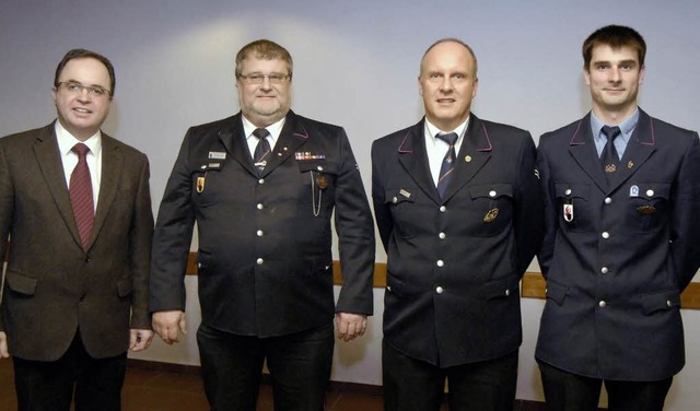 Christian Fait (zweiter von links) wurde zum Ehrenjugendfeuerwehrwart ernannt  | Foto: Beate Zehnle-Lehmann