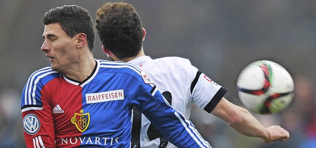 Schweizer Duell: der Basler Fabian Schr (links) gegen Admir Mehmedi  | Foto: Meinrad Schn
