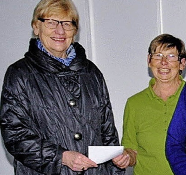 Irene Baldischweiler (rechts) bergab die Spende an Anita Trndle.   | Foto: Stefan Pichler