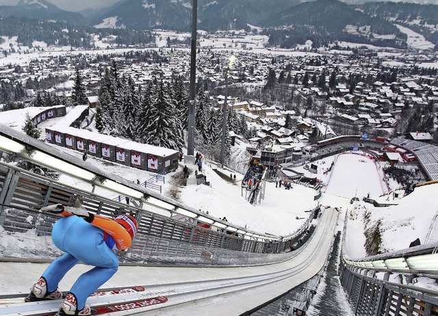 Tiefblick: Die weltbesten Skispringeri...eltcup-Wettbewerben in Oberstdorf ab.   | Foto: dpa