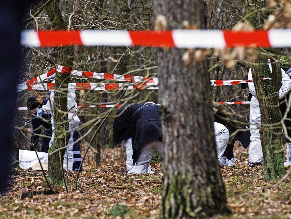 Kriminaltechniker sichern  in Berlin in einem Waldstück Spuren.   | Foto: dpa
