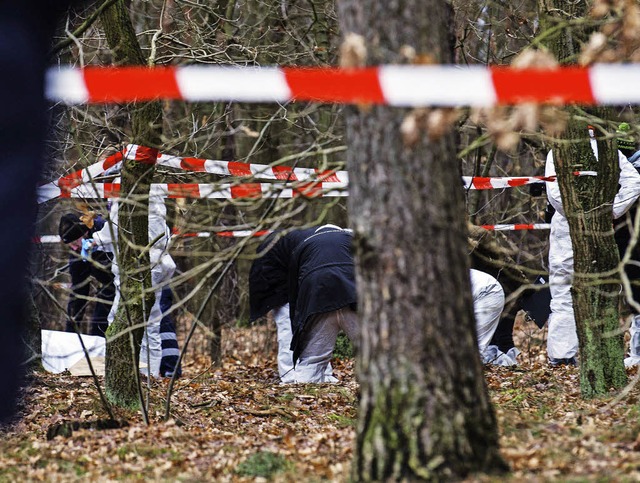 Kriminaltechniker sichern  in Berlin in einem Waldstck Spuren.   | Foto: dpa