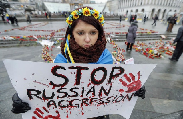 &#8222;Stoppt die russische Aggression...auf die Stadt  Mariupol protestiert.    | Foto: dpa