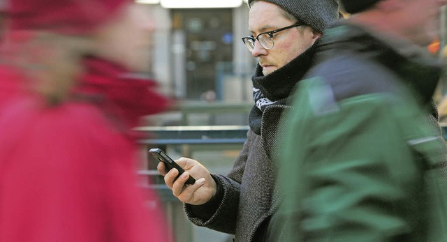 Gedankenverloren und gefhrdet &#8211; Fugnger mit Smartphone  | Foto: dpa