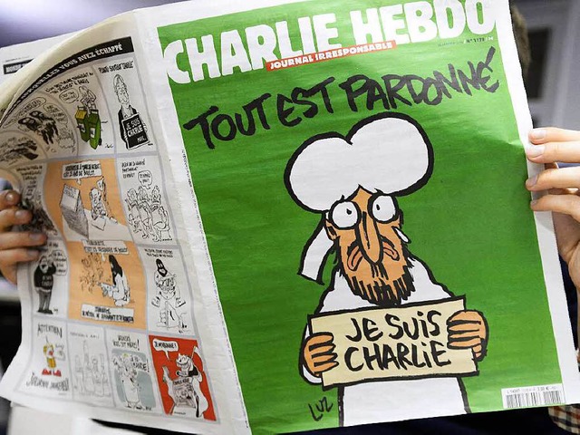 Der Stein des Anstoes: Das Titelbild ... Ausgabe der Zeitschrift Charlie Hebdo  | Foto: AFP