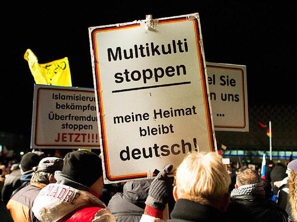 Angst vor Fremden: Pegida-Demonstration in Dresden   | Foto: dpa