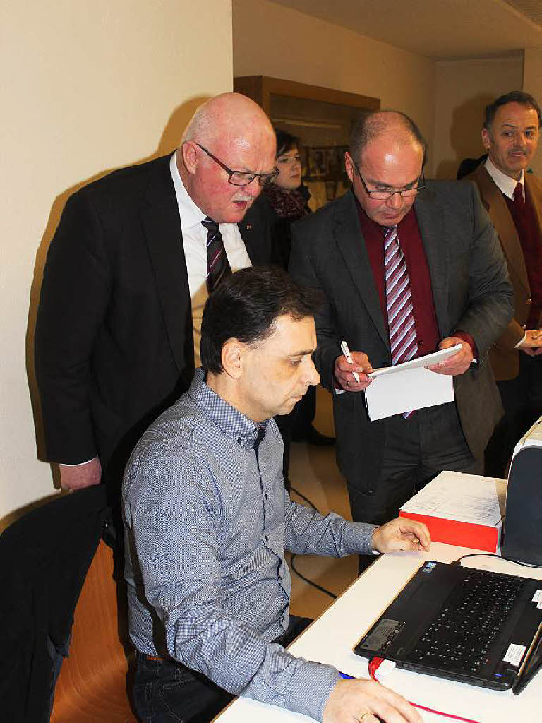 Brgermeister Josef Hgele (links) mit Mitarbeitern beim Erfassen der Wahlergebnisse.
