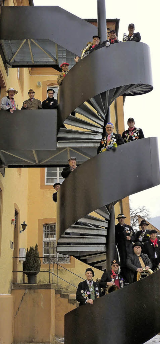 Die Fasnetpperer  beim Fototermin auf der Treppe am Elztalmuseum in Waldkirch  | Foto: BZ