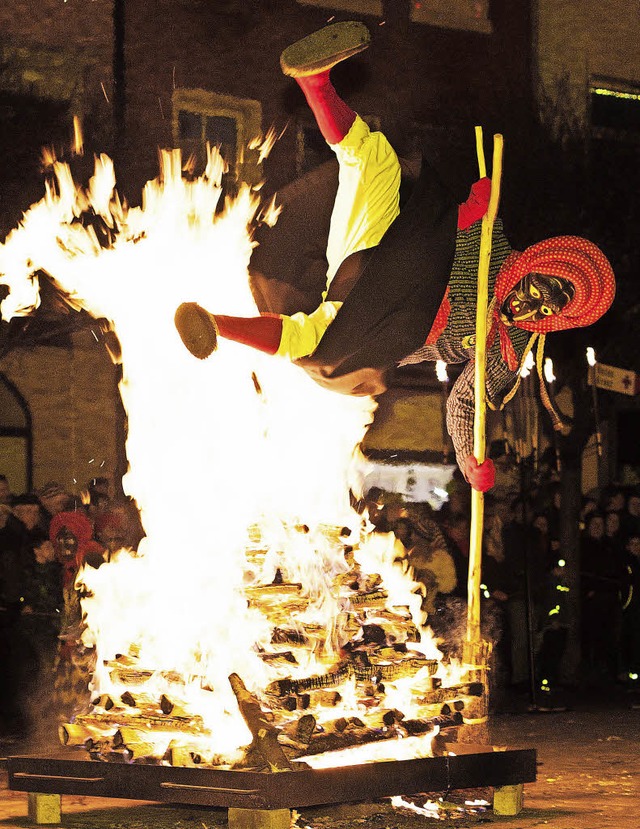 Eine Kandelhexe springt beim Hexensabb...amstag in Waldkirch,  ber das Feuer.   | Foto: Gabriele Zahn/dpa