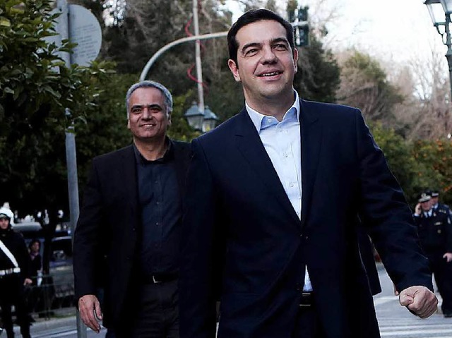 Tsipras trifft kurz vor der Vereidigung vor dem Prsidentenpalast ein.   | Foto: AFP