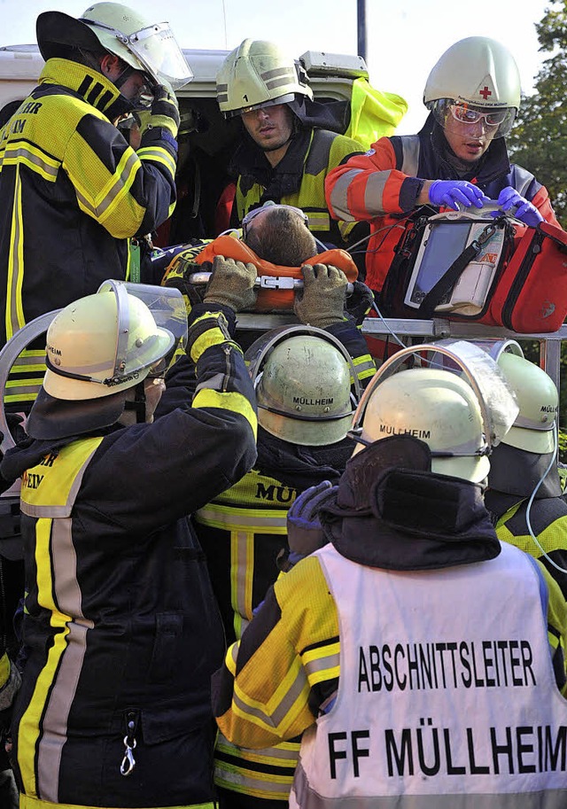 Gemeinsame bungen mit den Feuerwehren optimieren die Arbeit im Rettungsdienst.   | Foto: Volker Mnch