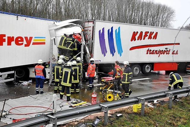 Sattelzugfahrer stirbt bei Auffahrunfall