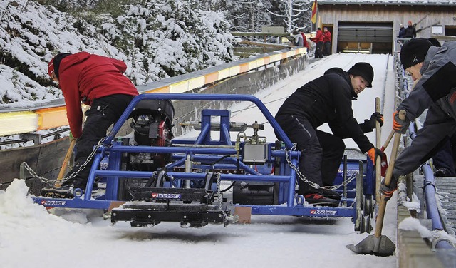 Die ehrenamtlichen Helfer und Spurger...nze in Titisee-Neustadt ganze Arbeit.   | Foto: Joachim Frommherz