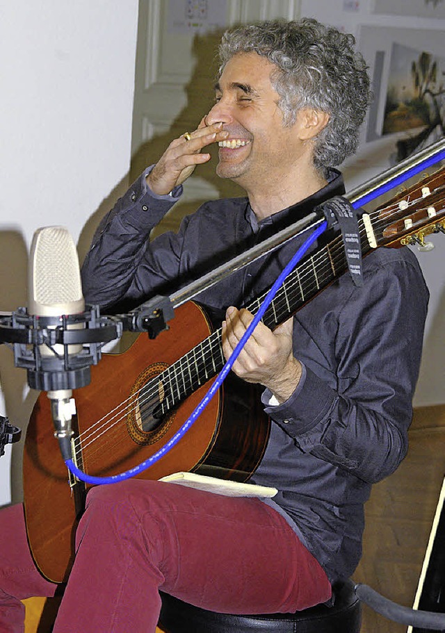 Der Gitarrist Gaetano Siino berzeugte in der Villa Berberich mit Spielwitz.   | Foto: Ilona Kunzelmann