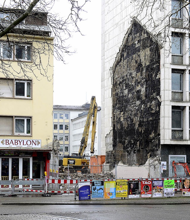 Objekt Friedrichring 1 wird bereits entkernt. Sicht vom Rderhof  | Foto: Ingo Schneider