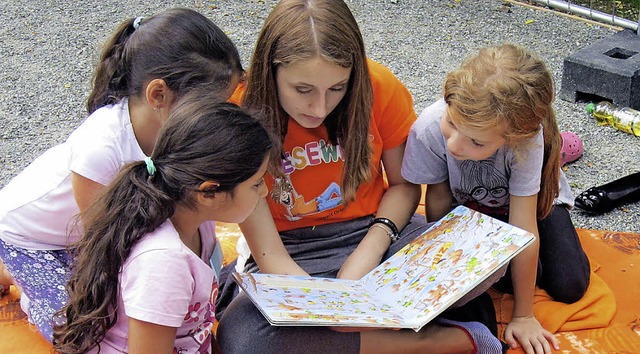 Beim Picknick auf dem Spielplatz lesen Jugendliche fr Kinder.   | Foto: Bz