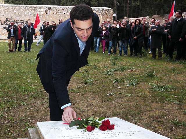 Erste Amtshandlung: Tsipras am Mahnmal...eutschen Besatzer im Zweiten Weltkrieg  | Foto: dpa