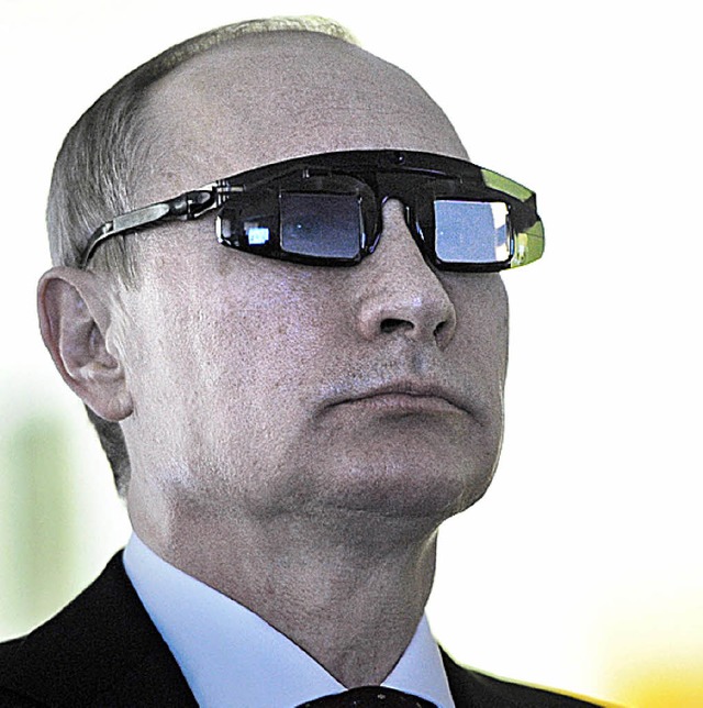 Putin mit Spezialbrille in einem Institut in St. Petersburg   | Foto: dpa