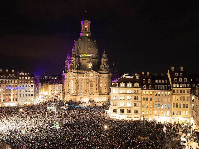 Mit einem Fest vor der Frauenkirche k...s Image  Dresdens als Pegida-Hochburg.  | Foto: DPA