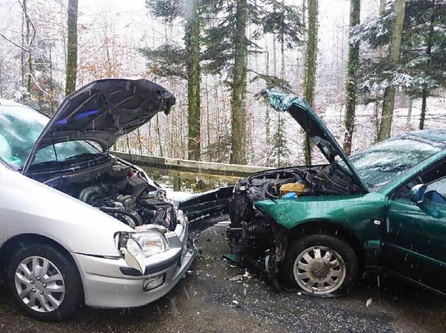 Da ist nichts mehr zu retten: Die Unfallwagen haben beide Totalschaden.  | Foto: Polizei