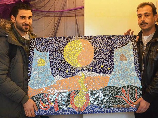 Nour Alhasweh (rechts) zeigt mit Omar Youseef eines seiner Mosaike.  | Foto: Peter Gerigk