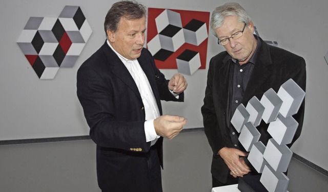 Francis Tabary (links) und Werner Dors...y, im Hintergrund  Bilder von Dorsch.   | Foto: Michael Haberer