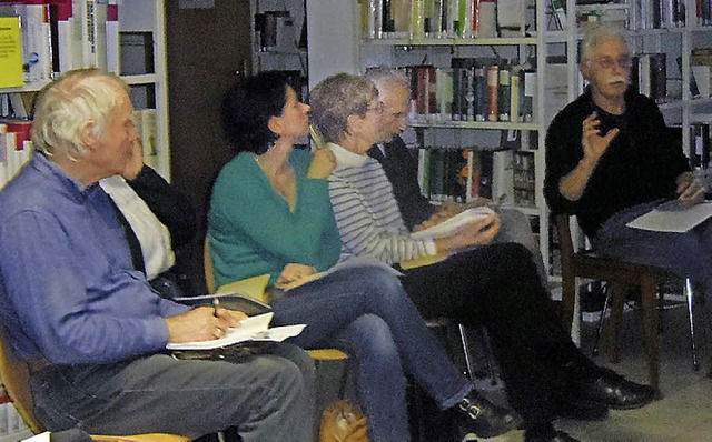 Eberhard Platzek (rechts im Bild) leit...n Lesekreis der Stadtbcherei Kandern.  | Foto: Ingrid jennert