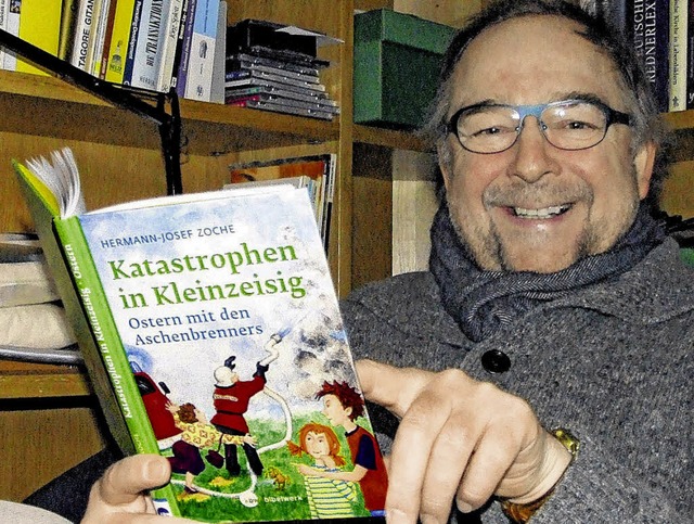 Pater Zoche mit seinem Kinderbuch  | Foto: Ursula Freudig