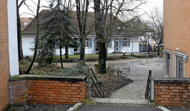 Hinten das Mehrgenerationenhaus, vorn ...dazwischen soll der Campus entstehen.   | Foto: Lauber