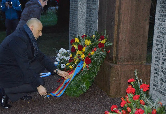 Einen Kranz zum Gedenken an die Opfer ...r dem Emmendinger Bergfriedhof nieder.  | Foto: Gerhard Walser