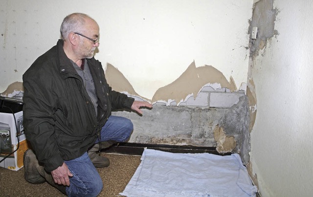 Kurt Himburg nimmt die  Schden in seinem Keller im Balger Nord in Augenschein.   | Foto: Michael Haberer