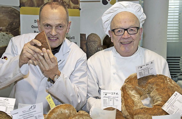 Mit allen Sinnen prfen Karl-Ernst Sch...artin Magnus die eingereichten Brote.   | Foto: volker mnch