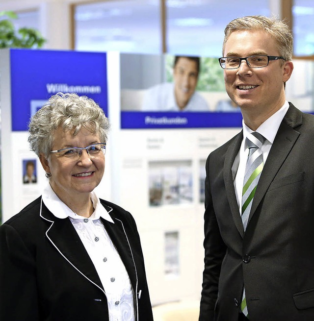 Ingrid Schwarzwlder bergibt den Stab...Deutschen Bank in Lahr an Kai Walker.   | Foto: christoph breithaupt