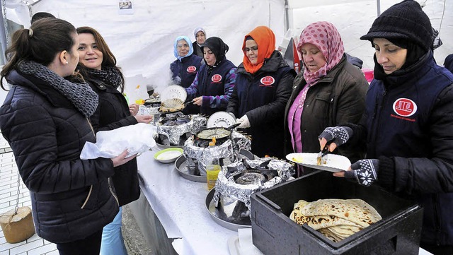 Gebratene Sardellen haben die Frauen d...h-islamischen Kulturvereins verkauft.   | Foto: Wolfgang Knstle