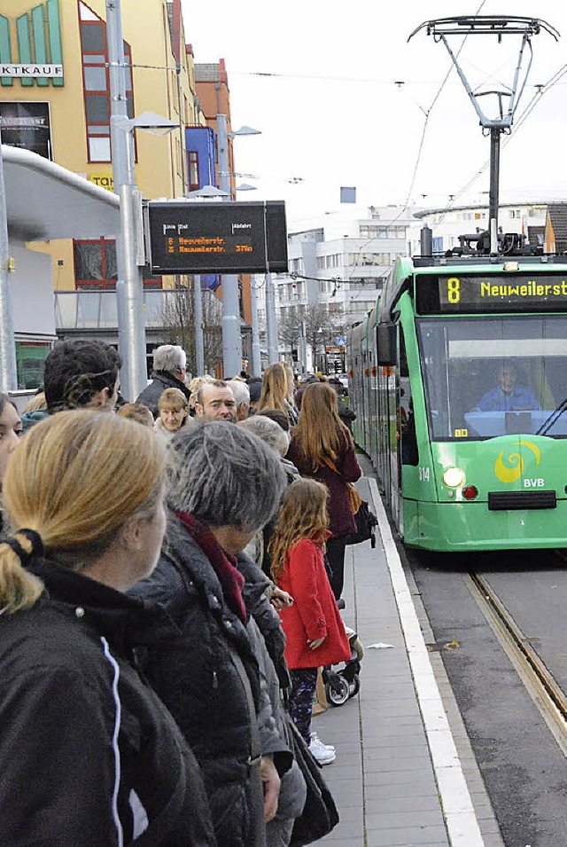 Rege genutzt: Die Tram 8 an der Haltestelle Grenze  | Foto: Lauber