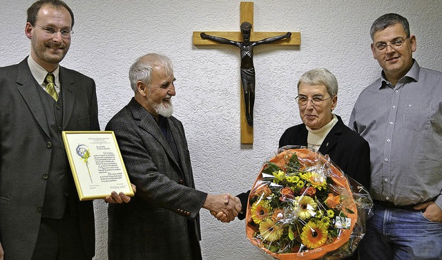 Ehrung beim Kirchenchor: Chorleiterin ... des Erzbischofs  eine Dankesurkunde.   | Foto: Paul berger