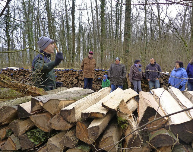 Bei der Holzversteigerung in Niederrim... Ortsvorsteher Frank Greschel (links).  | Foto: Christine Weirich